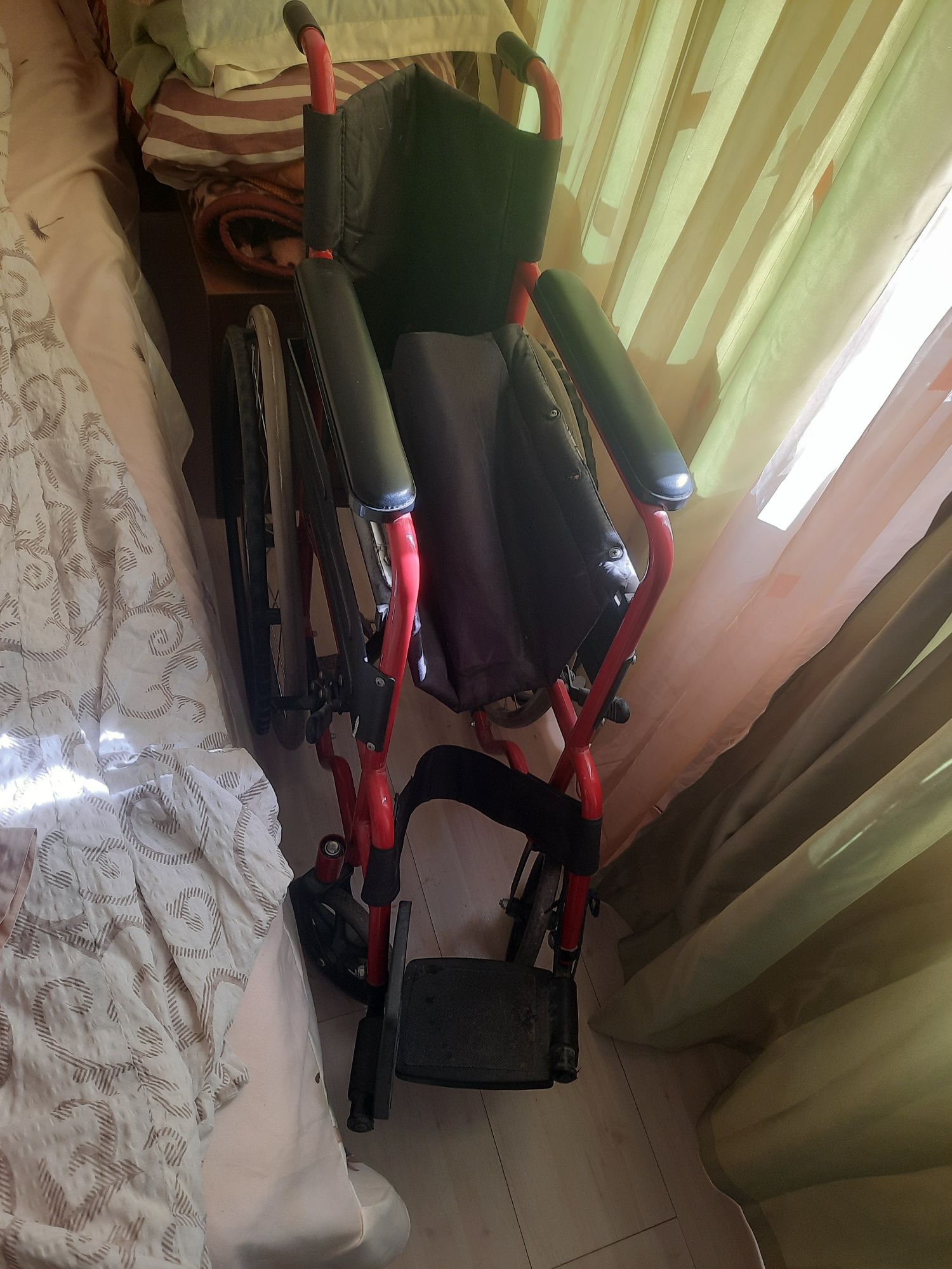 Scaun pliabil persoane dizabilitati utilizat