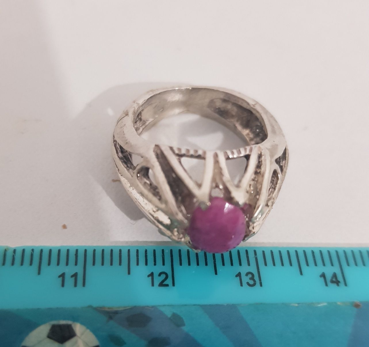 Inel  argint vechi cu piatra naturala radacina de rubin

marima 16 mm