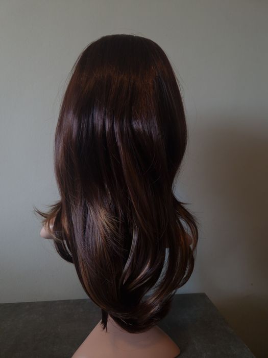 Кестенява перука с руси кичури на път