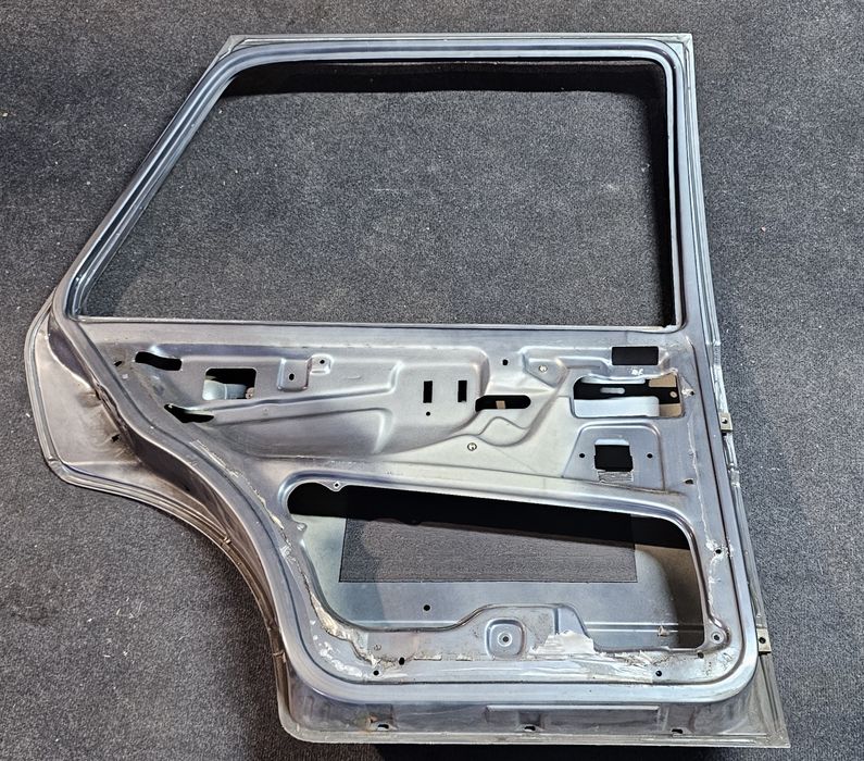 Usa originala Volkswagen Golf 2 / Jetta 2 (model 4usi)

Stare buna
Se