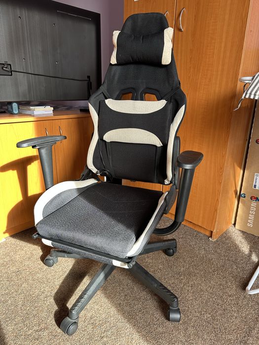 Scaun gaming cu masaj, suport picioare si pernute