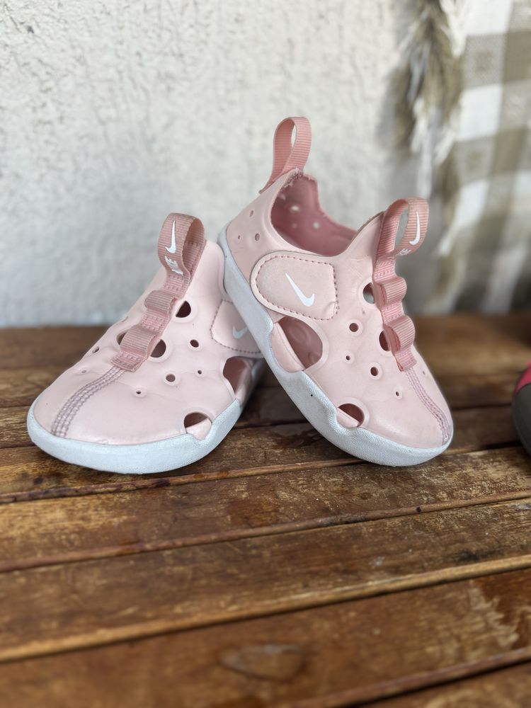 Обувки Nike и Adidas