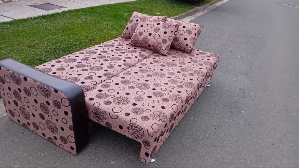 Canapea extensibila cu lada  pentru haine