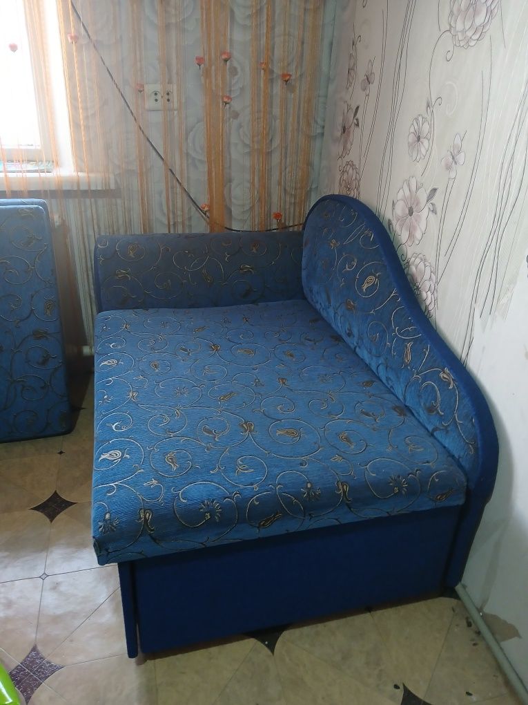 Срочно продам кровать два в одном цвет синий  за 15000 торг