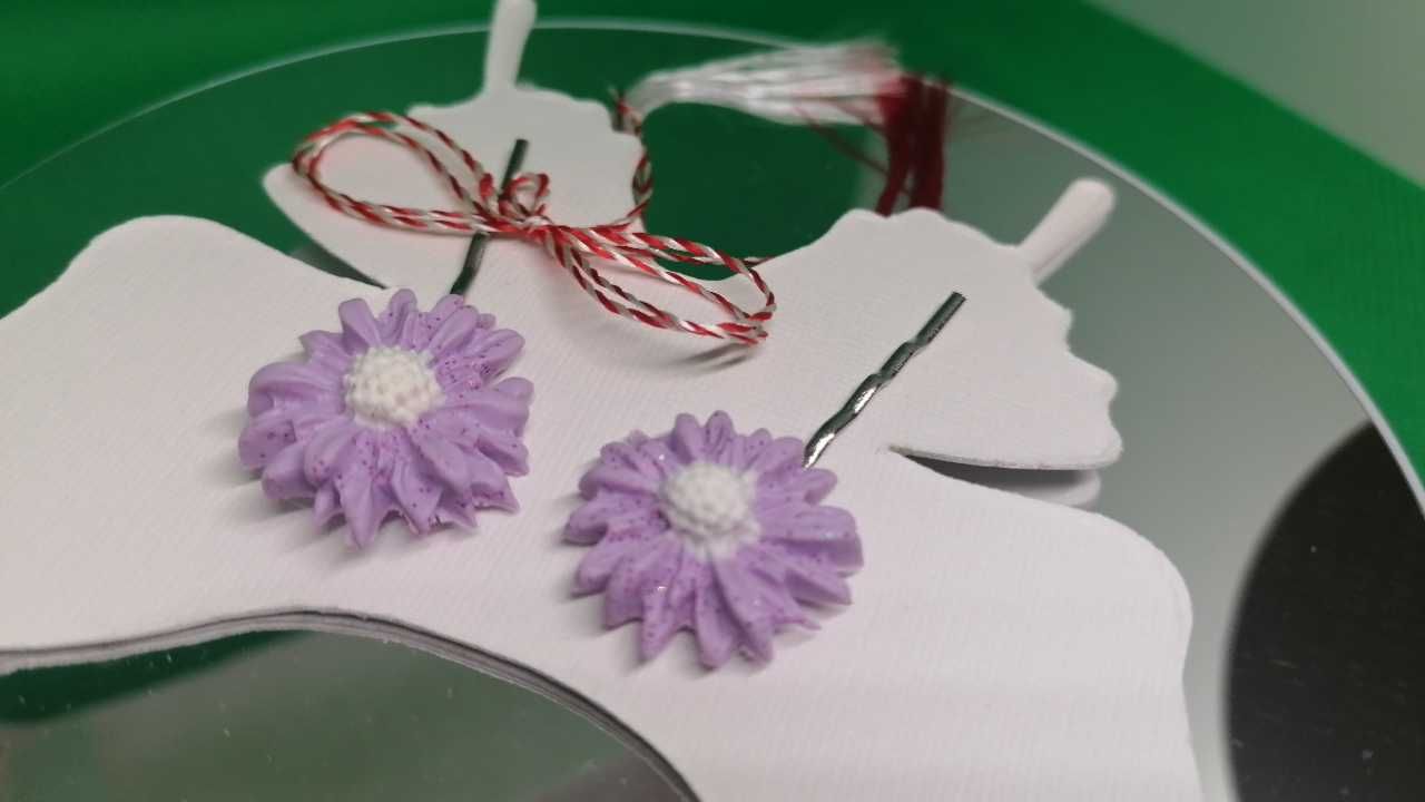 Set agrafe de par mărțișor, cu floricele handmade din FIMO