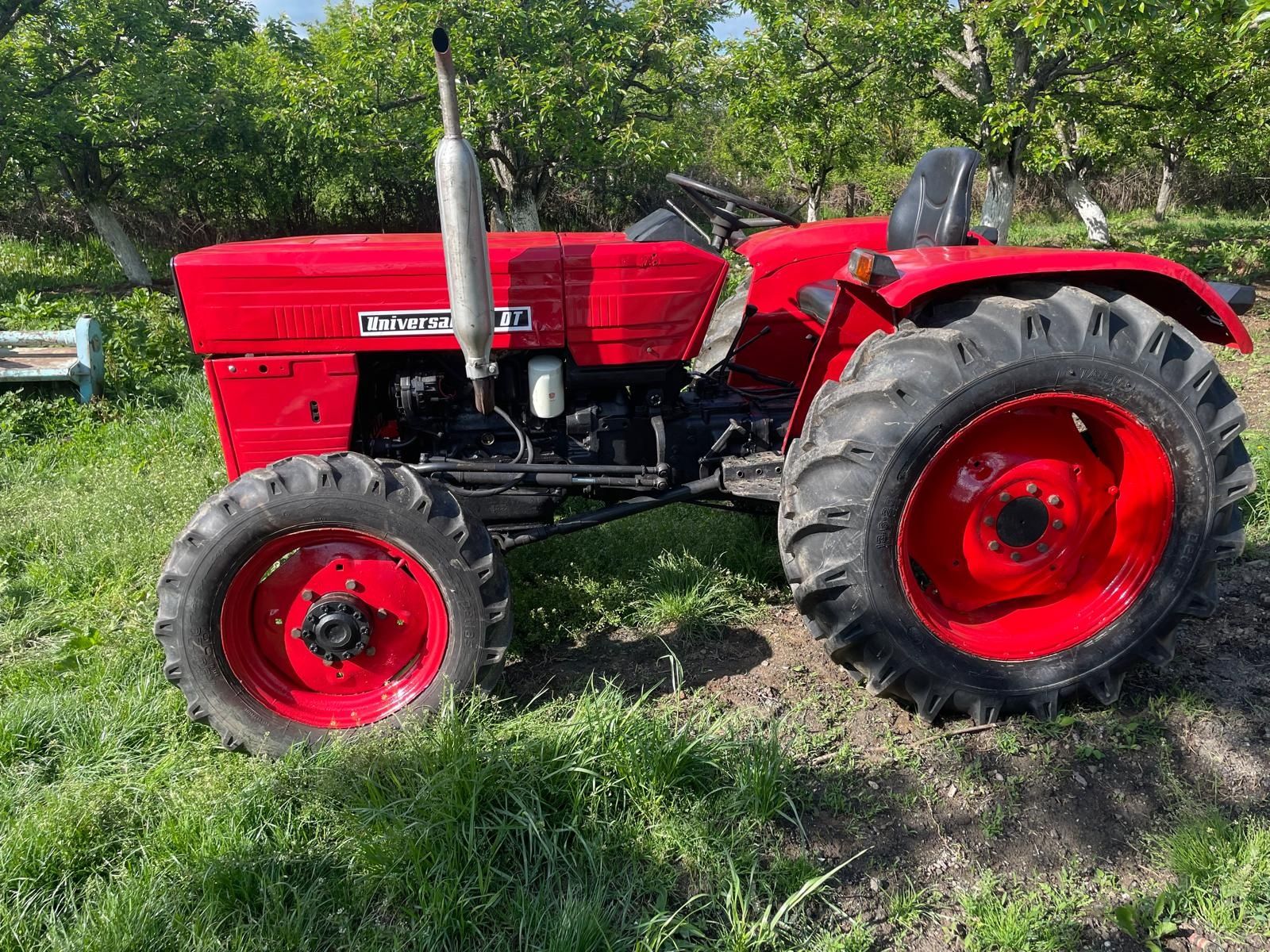 Vând tractor universal