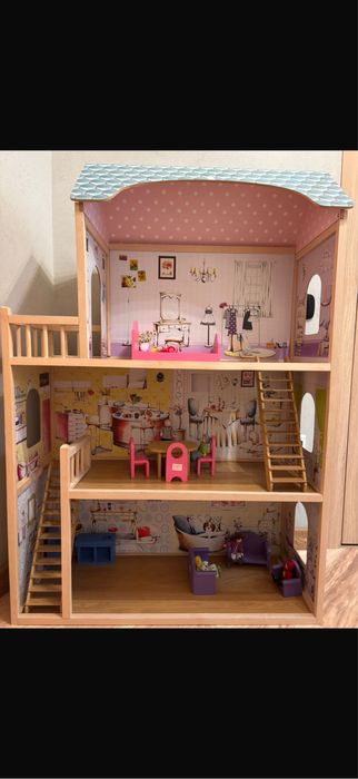 Кукольный домик с мебелью, отличное состояние