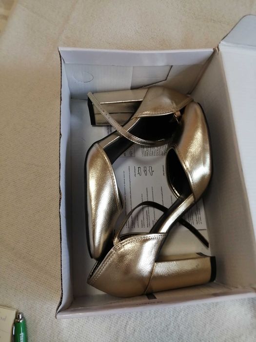 Продавам елегантни обувки и чехли