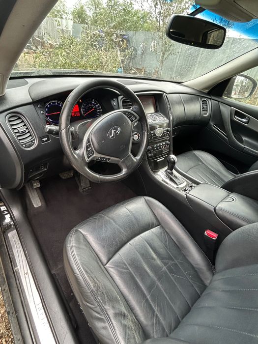 Vând Infiniti 3.5 benzină