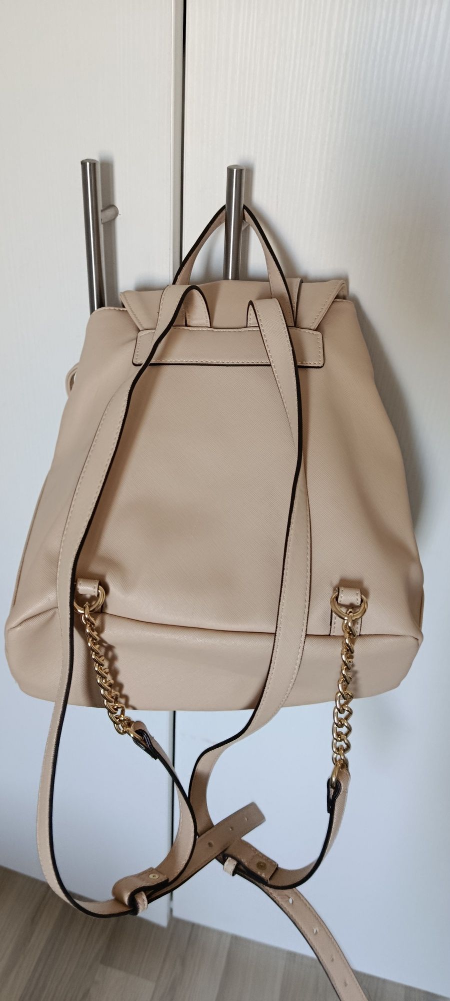 Vând rucsac Guess nou
