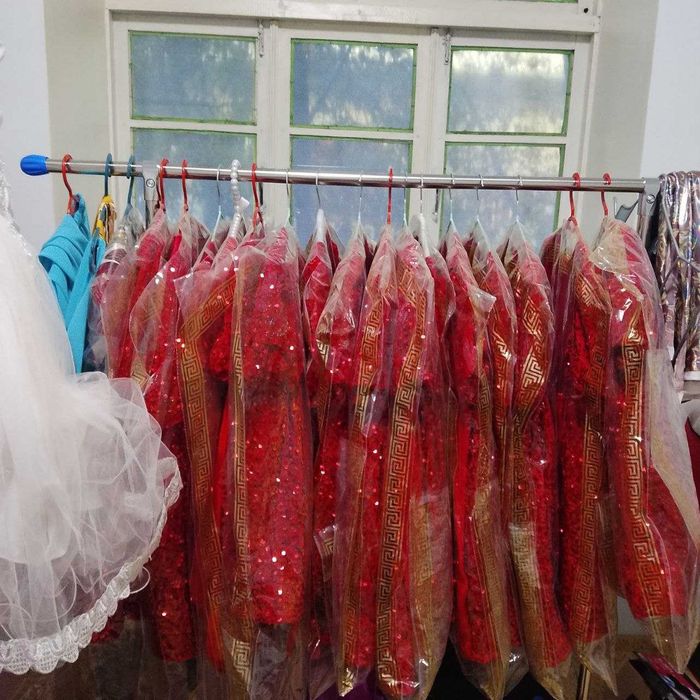 Болалар байрам либослари. Янги йил, ҳарбийлар либоси. Атлас либосчалар