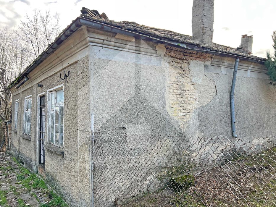 Продава къща с 1 дка двор в с. Мировци (общ. Нови пазар, обл. Шумен).