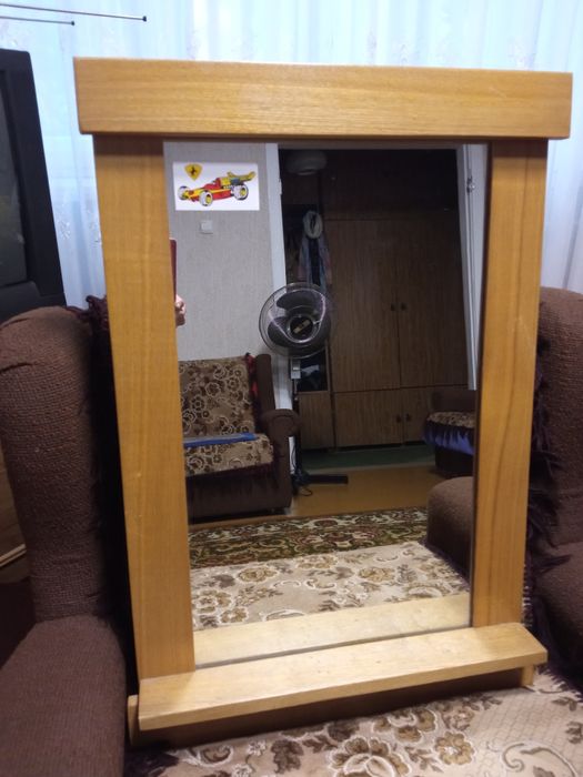 Зеркало настенное квадратное в мебельной рамке, с полкой.