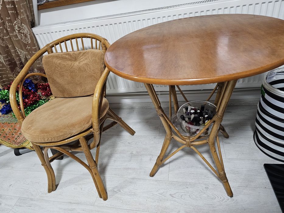 Masa cu 2 scaune din bambus, stare excelenta