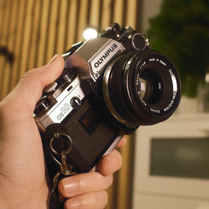 Продам пленочный фотоаппарат OLYMPUS OM10 + два обьектива + пленка