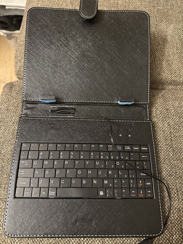 Husa cu tastatura pentru tableta