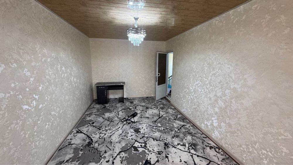 Тезда 1 хонали квартира барча жихозлари билан сотилади