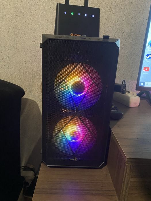 Продавам компютар и волан с педали logitech g29