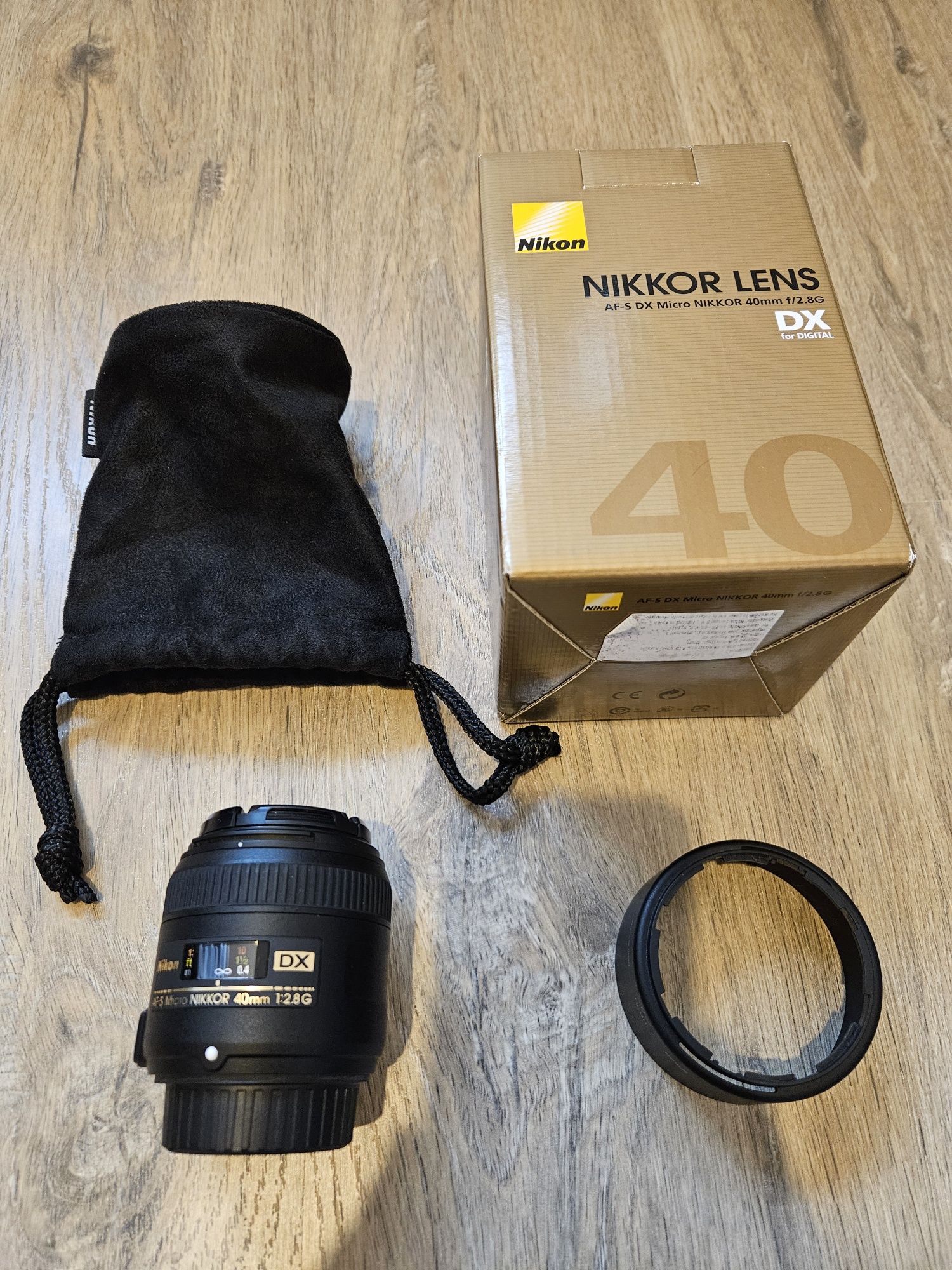 DSLR Nikon D5300 + Obiectiv Nikkor 40mm fix + Geanta + Trepied