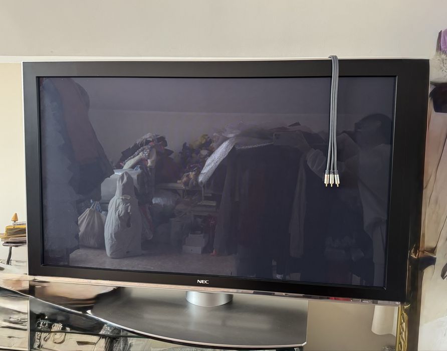Телевизор на ножке со стеклянной тумбой NEC 50”