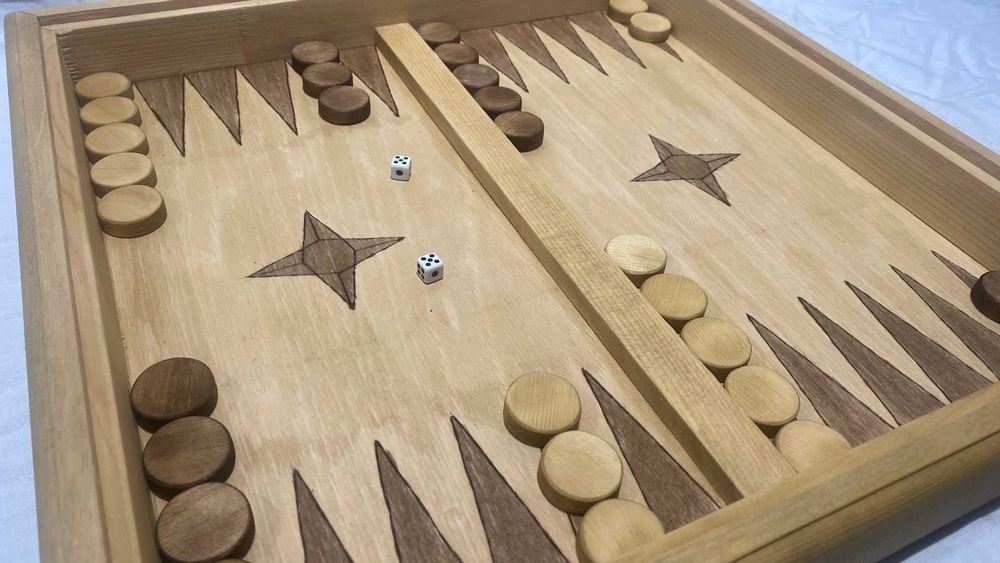 Продавам дървена игра 3 в 1, Не се сърди човече, дама и табла. Нова.