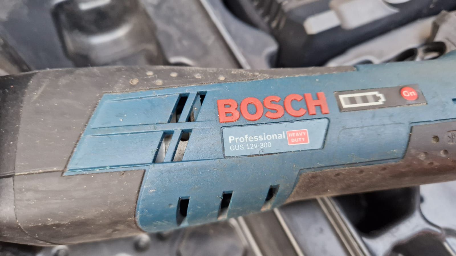 Foarfecă universala pe acumulator Bosch GUS12V-300