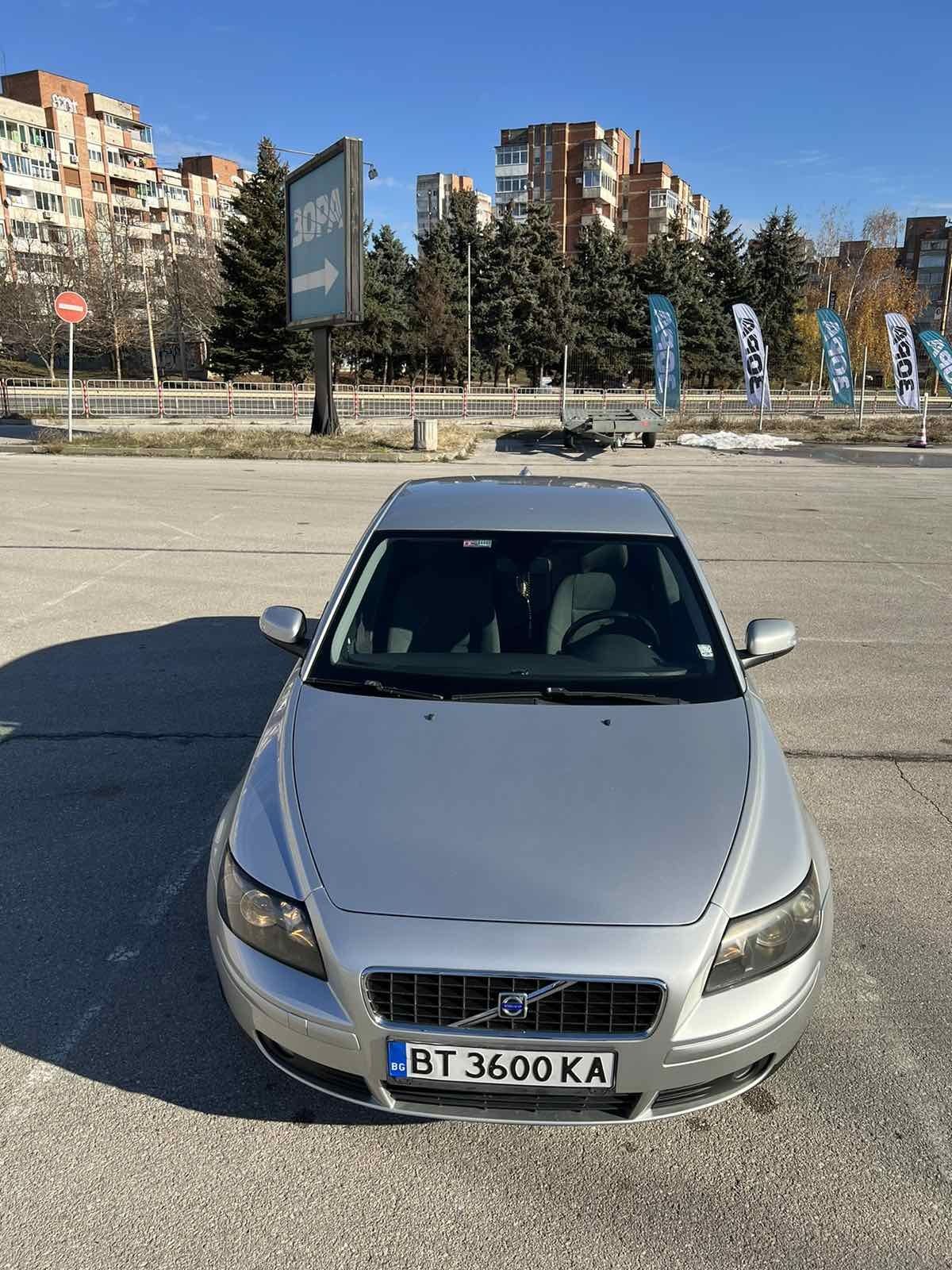 Автомобил Volvo S40 (волво)