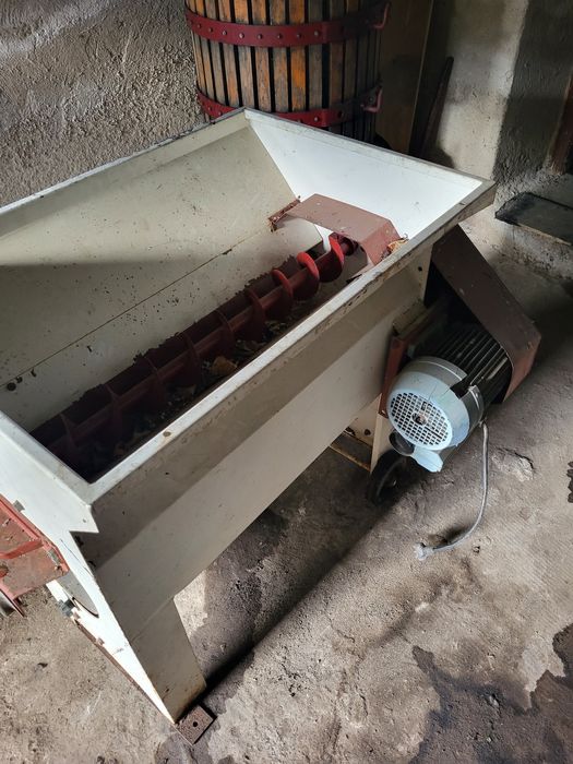 Vând moară pt struguri electrică