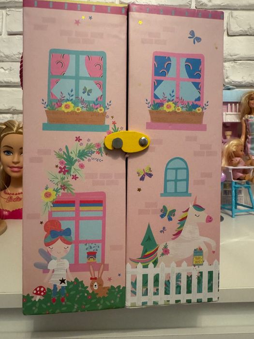 Кутия тип къщичка за игра с дървени фигурки, феи, дъги, еднорози.