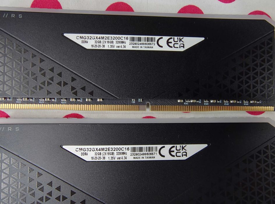 Memorie Ram Corsair VENGEANCE RGB RS 32GB (2 x 16) DDR4 3200MHz.