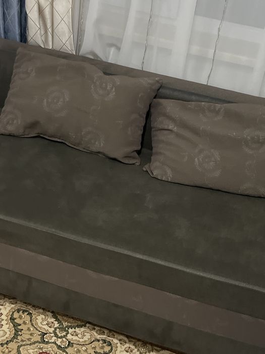 Диван бу 2,2 метра для прихожей или гостиной.