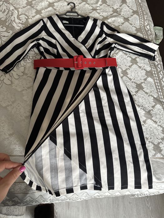 Rochie eleganta in dungi cu centura rosie
