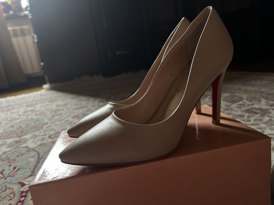 Женские туфли лодочки бежевые 37-размер