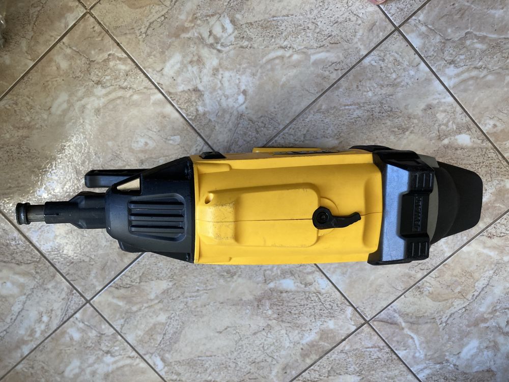Акумулаторен такер за директен монтаж Dewalt DCN890