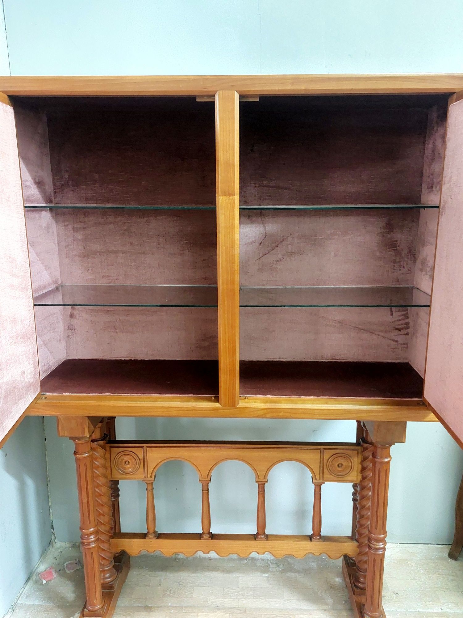 Шкаф-барче от дъбов масив с панти от ковано желязо и стъклени плотове