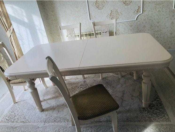 Стол обеденный бежевый