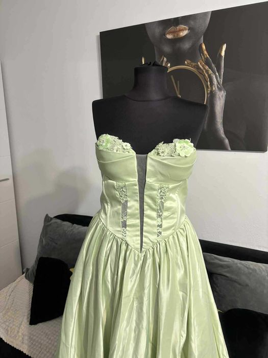 Rochie lunga eleganta, crapata pe picior