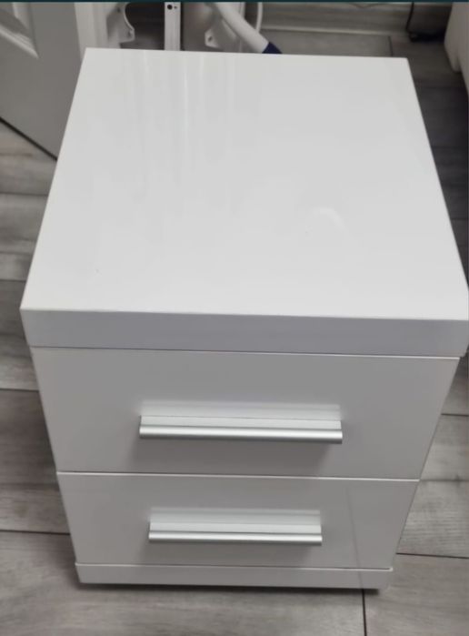 Trei scaune bar, 2 noptiere.