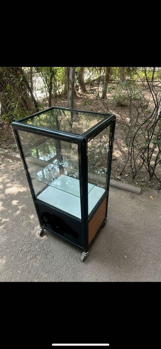Продам под посуду смартфоны витрину