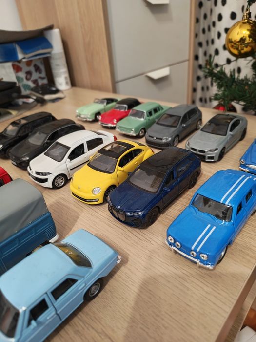 Vând sau schimb machete auto 1:36