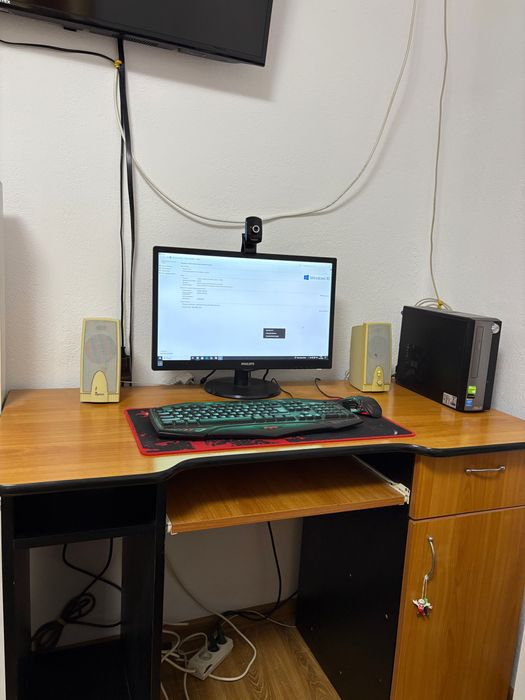 Calculator Pc + monitor + tastatura, mouse, boxe si Birou inclus!!