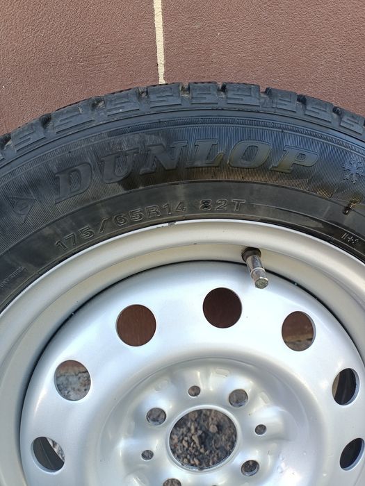 Автошины 4 штук комплект зимних