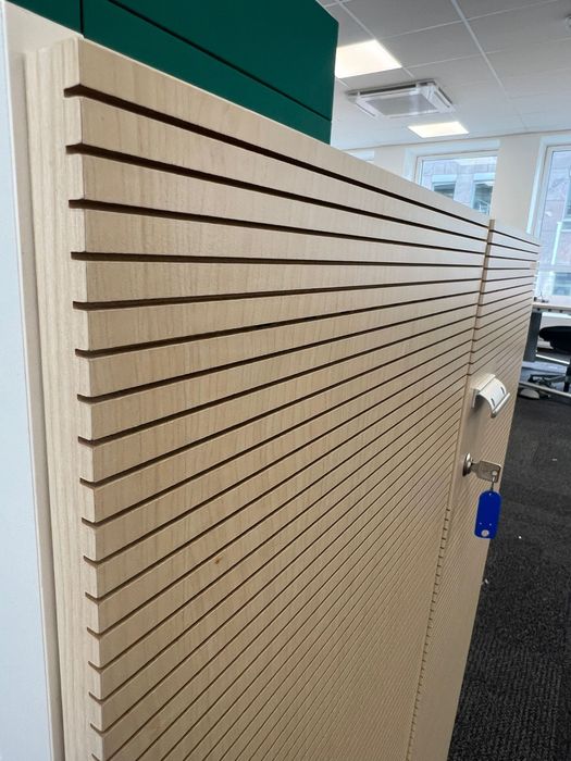 Dulap office cu închidere pe cheie – design modern, stare excelentă