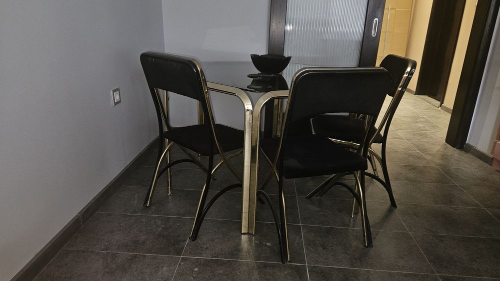 Продавам маса с 4 стола