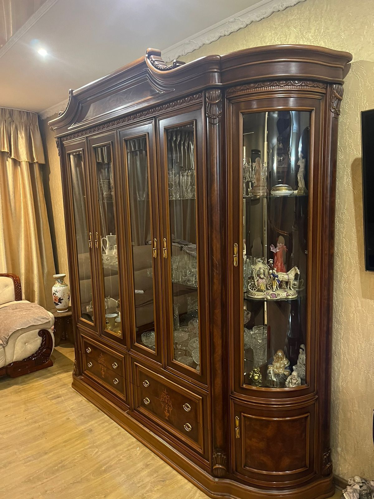 Срочно за 100 000  сервант (горку)
