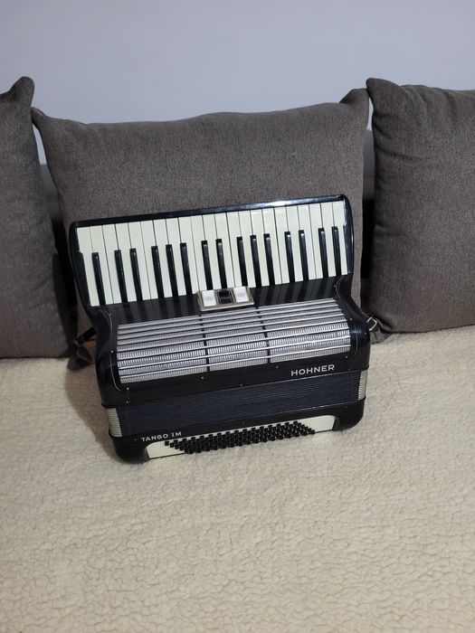 Vând acordeon hohner tango I M