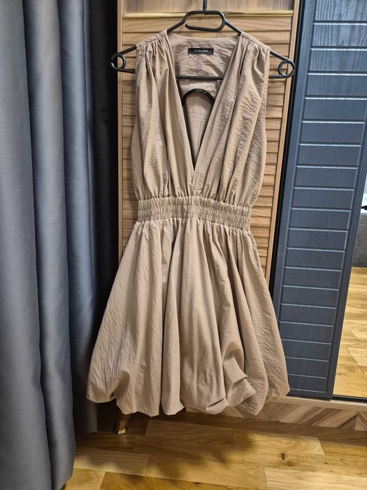 Рокля на Pause, носена е един път за повод