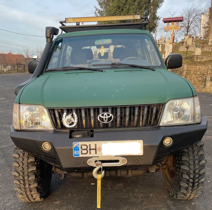 Toyota Land Cruiser J90 echipata de teren