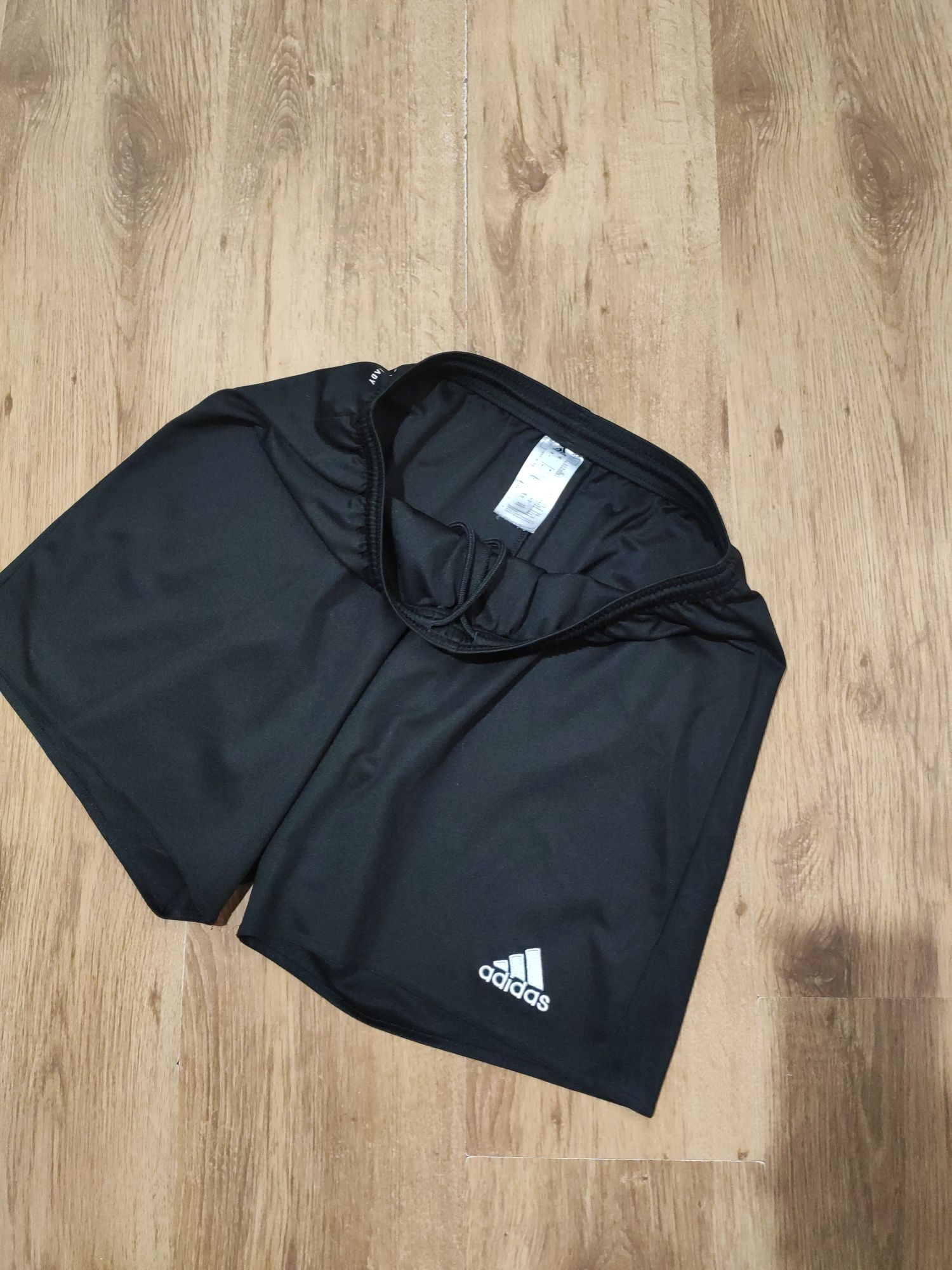 Pantaloni scurți Adidas mărimea L