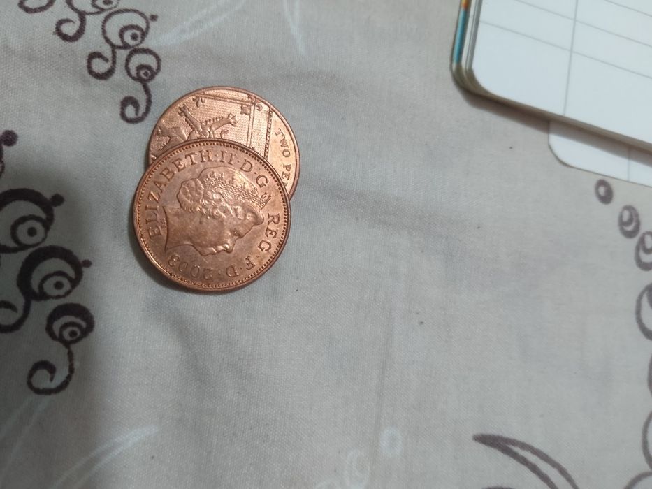 2 monede de 2 pence din anii 2010 și 2003